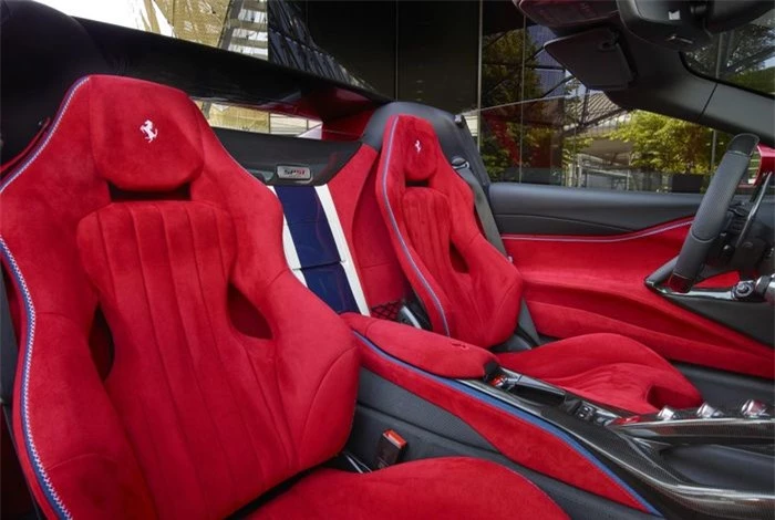  Phối màu tương tự tiếp tục được Ferrari áp dụng lên nội thất của SP51, bao gồm bộ ghế bọc Alcantara màu đỏ Rosso Passionale cùng ốp nội thất màu đen Nero Momo Opaco. 