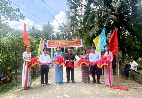 Nhà báo – Luật gia Hồ Minh Sơn cùng ông Sử Xuân Trường – Chủ tịch UBND xã Tân Hội và ông Lê Văn Tâm - Chủ tịch UBND xã Tân Bình cắt băng khánh thành cầu liên xã Tân Hội – Tân Bình.