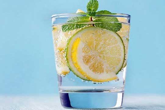 Đừng tưởng nước chanh vô hại, uống sai cách bạn sẽ nhận ngay 7 "tác dụng phụ" này