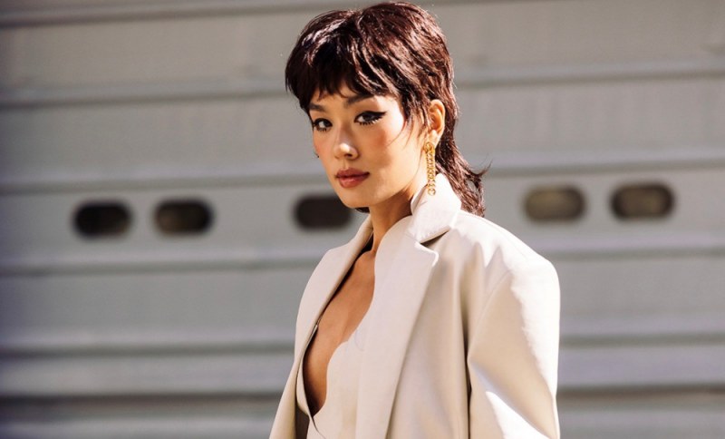 Á hậu Thảo Nhi Lê cá tính với tóc mullet, khoe dáng cuốn hút tại Paris Fashion Week 