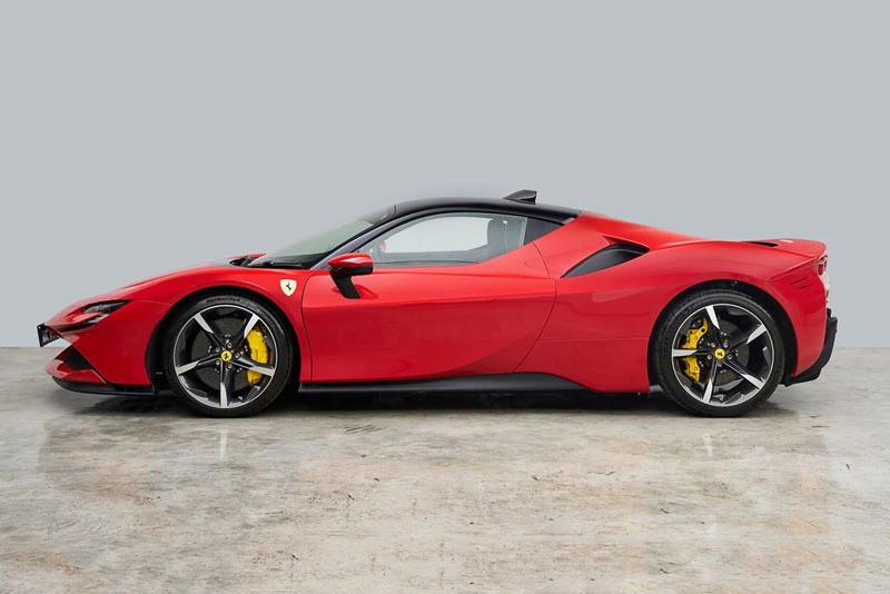1. Ferrari SF90 Stradale (giá khởi điểm: 507.000 USD).