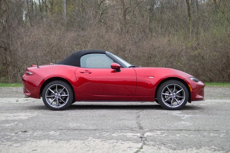 1. Mazda MX-5 Miata (giá khởi điểm: 27.300 USD).