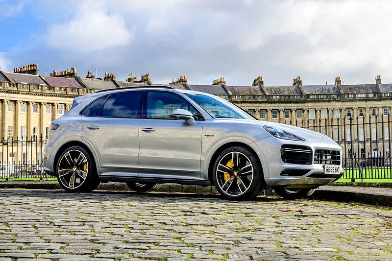 3. Porsche Cayenne Turbo S E-Hybrid (giá khởi điểm: 166.650 USD).