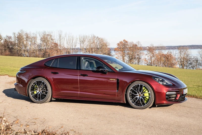 6. Porsche Panamera 4 E-Hybrid (giá khởi điểm: 109.000 USD).