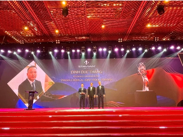 Ông Đinh Đức Thắng – Chủ tịch Hội đồng Quản trị Stavian Chemical được tôn vinh ở hạng mục đặc biệt Doanh nhân xuất sắc châu Á 2022.