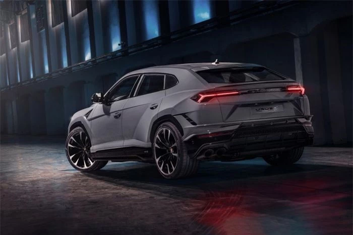 Lamborghini Urus S vẫn được trang bị khối động cơ V8, dung tích 4.0L tăng áp kép tương tự Urus tiêu chuẩn và Urus Performante, sản sinh công suất lên đến 657 mã lực và mô-men xoắn cực đại đạt 850 Nm. Đi cùng hộp số là loại tự động 8 cấp, kết hợp cùng hệ thống dẫn động 4 bánh với vi sai cầu trước, vi sai trung tâm Torsen và vi sai chủ động tại cầu sau. Khả năng tăng tốc được cải thiện, với việc Urus S tăng tốc từ 0-100 km/h trong 3,5 giây và 0-200 km/h trong 12,5 giây. Với tốc độ tối đa 305 km/h, Urus S phanh từ 100 km/h về 0 chỉ trong 33,7m.