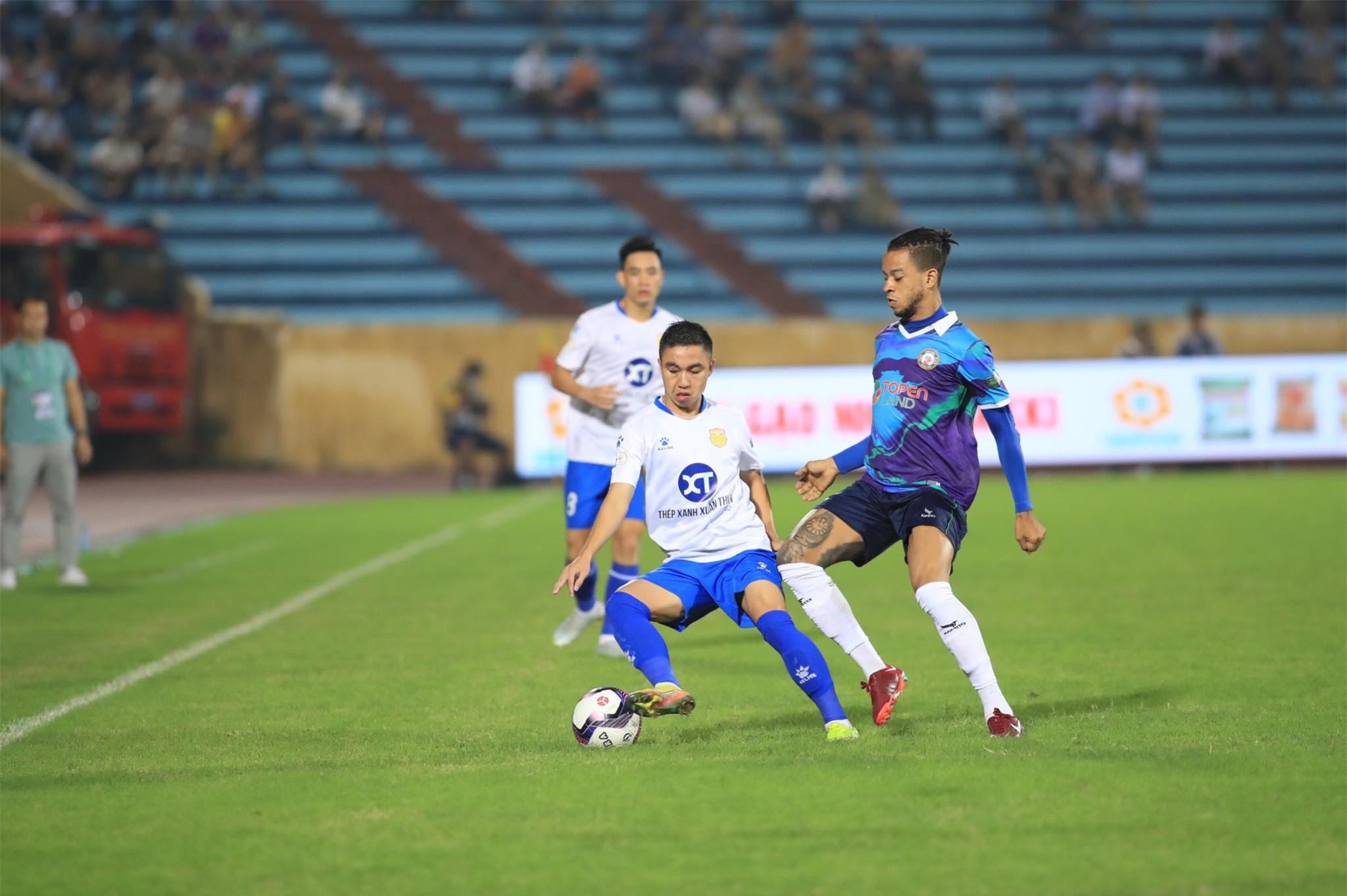 Lynch lập công giúp Bình Định đánh bại Nam Định 2-0 ngay trên sân khách - Ảnh: Phan Tùng 