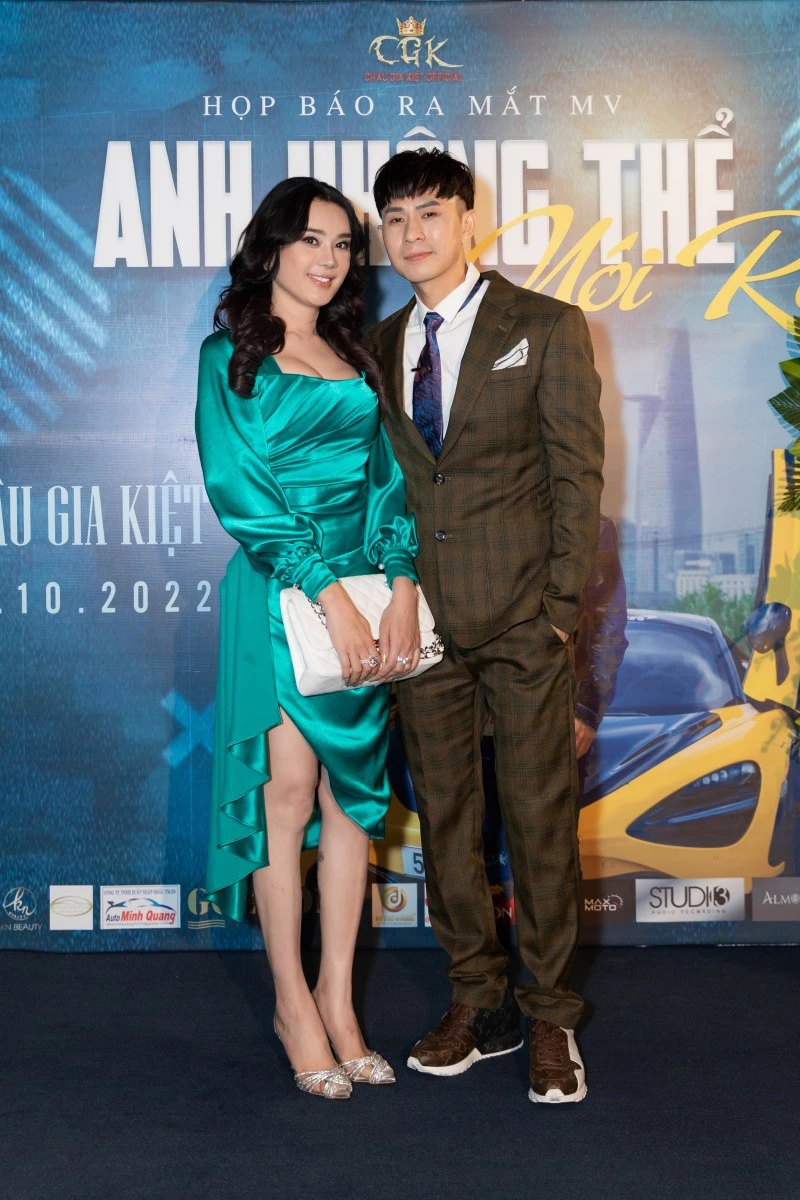 Châu Gia Kiệt và ca sĩ Lâm Khánh Chi trong buổi họp báo ra mắt MV