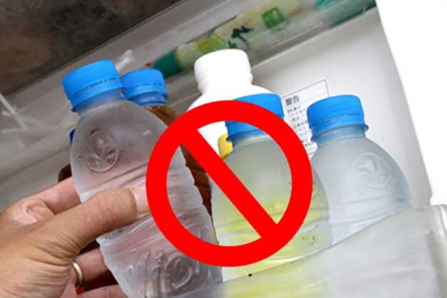 Chuyên gia khuyên bạn: Đừng dùng chai nhựa đựng nước trong tủ lạnh vì cực độc hại, có thể gây ung thư