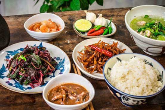 Thói quen ăn cơm nguy hiểm của nhiều người Việt, có thể bạn cũng đang làm như vậy