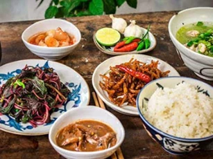 Thói quen ăn cơm nguy hiểm của nhiều người Việt, có thể bạn cũng đang làm như vậy