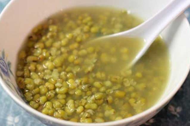 Nấu đậu xanh cho thêm thứ này vào uống sau 1 tuần da đen nhẻm cũng trắng bóc, mỡ thừa vòng 2 tiêu biến