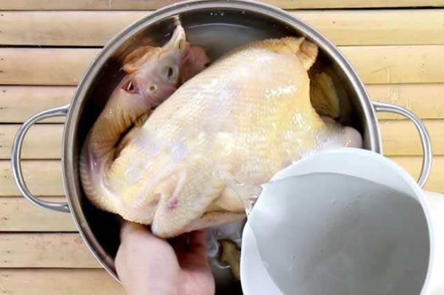 Luộc gà vàng ươm căng bóng, da giòn thịt ngọt chỉ cần dùng đúng 1 thứ này, đầu bếp nhà hàng cũng phải "nể"