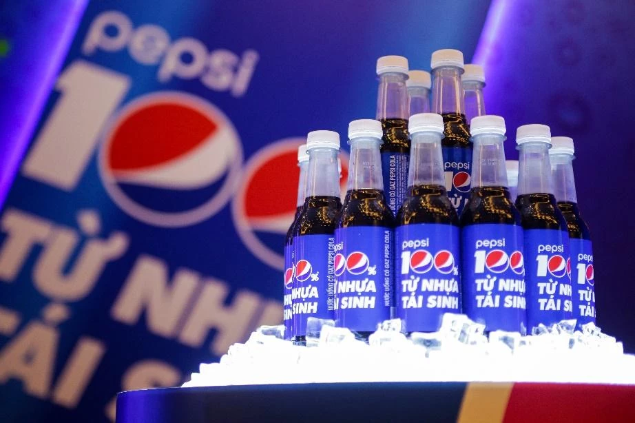 Vỏ chai Pepsi 330 ml được làm từ 100% nhựa tái sinh.