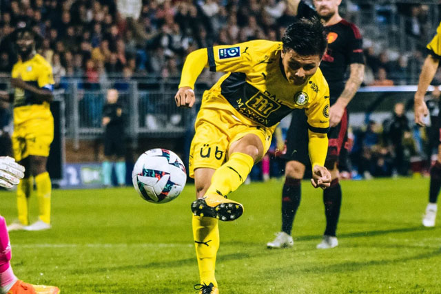 Quang Hải ghi bàn quý hơn vàng giúp Pau FC thoát thua trên sân nhà