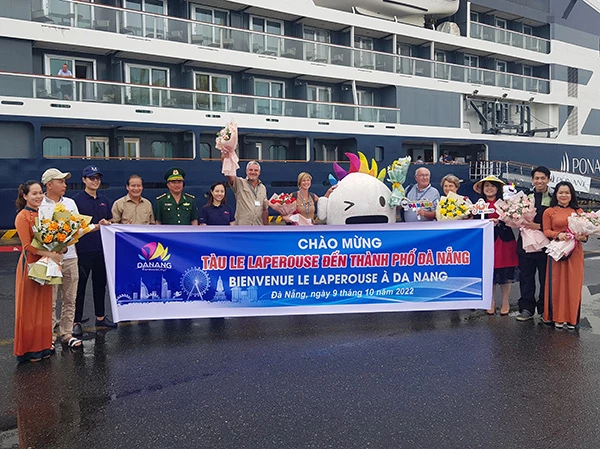 Chào đón các vị khách đầu tiên của tàu Le Lapérouse đặt chân lên cảng Tiên Sa.