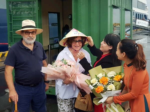 Tặng hoa và nón lá du lịch Việt Nam cho các nữ du khách tàu tàu du lịch Le Lapérouse (quốc tịch Pháp) cập cảng
