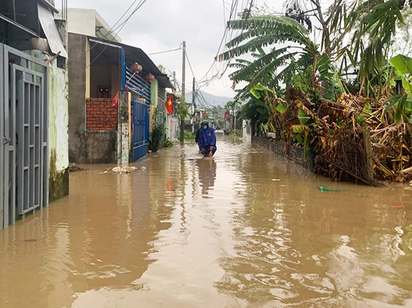 Đến sáng 10/10, trên địa bàn phường Hòa Khánh Nam (quận Liên Chiểu, TP Đà Nẵng) đã có 3 khu vực bị ngập cục bộ do mưa lũ lớn.