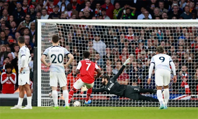 Saka ấn định tỷ số 3-2 trận Arsenal vs Liverpool ở phút 76