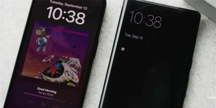  Màn hình Always-On Display trên iPhone và Samsung. Ảnh: 9to5Mac. 