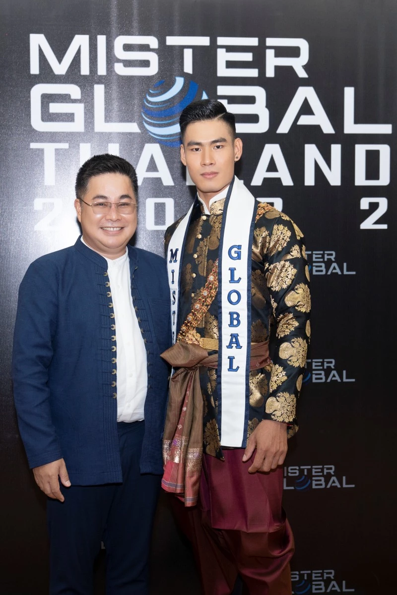 Từ trái sang, Mr. Pradit Pradinunt - Chủ Tịch Mister Global, Mister Global 2021 - Danh Chiếu Linh Từ trái sang, Mr. Pradit Pradinunt - Chủ Tịch Mister Global, Mister Global 2021 - Danh Chiếu Linh