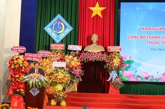 GS-TS Hà Thanh Toàn, Hiệu trưởng Trường Đại học Cần Thơ phát biểu tại lễ khai giảng 