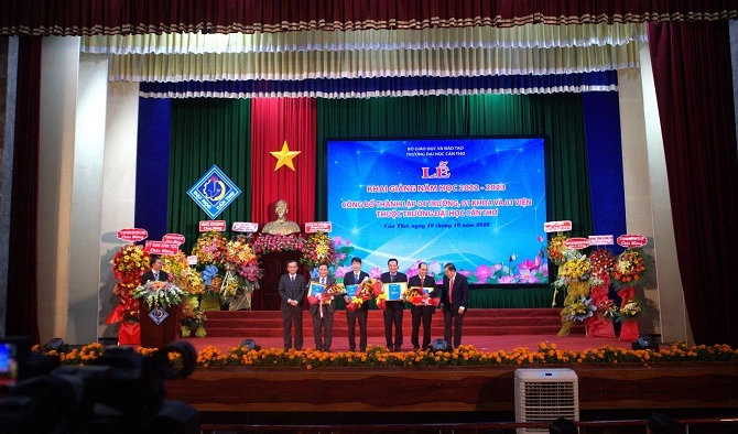 Trao các quyết định thành lập 4 Trường thuộc Trường Đại học Cần Thơ Trao các quyết định thành lập 4 Trường thuộc Trường Đại học Cần Thơ