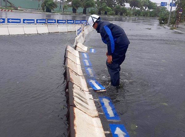 Mưa lớn, nước dâng ngập nhiều tuyến đường trên địa bàn quận Ngũ Hành Sơn (Đà Nẵng) trong cơn bão Noru (bão số 4) vừa qua.