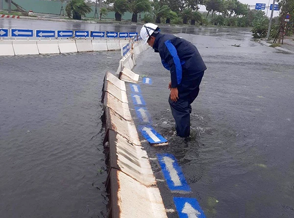 Mưa lớn, nước dâng ngập nhiều tuyến đường trên địa bàn quận Ngũ Hành Sơn (Đà Nẵng) trong cơn bão Noru (bão số 4) vừa qua.