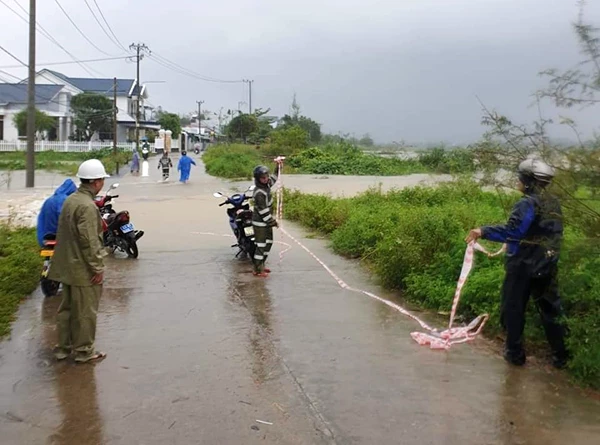 Ngày 10/10, các lực lượng chức năng TP Đà Nẵng đã triển khai giăng dây cảnh báo người dân và phương tiện không qua lại các khu vực bị ngập sâu do mưa lũ