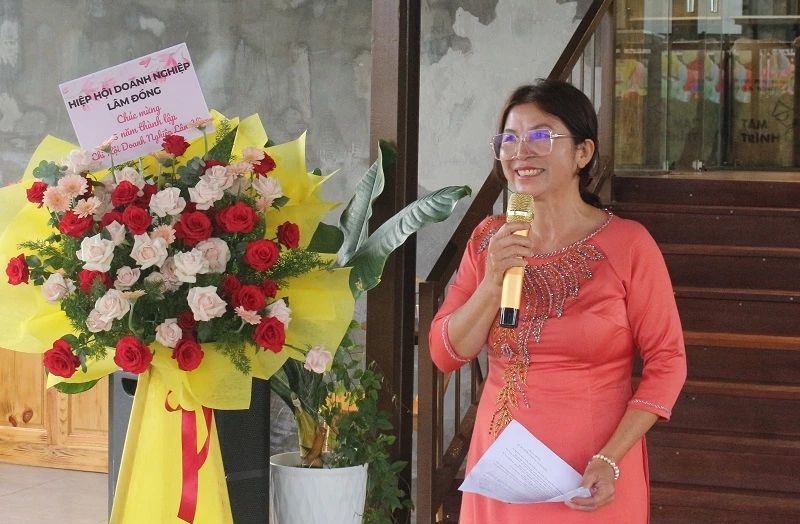 Bà Nguyễn Thị Tám – Chủ tịch Chi hội Doanh nghiệp Lâm Hà, chia sẻ tại lễ kỷ niệm.
