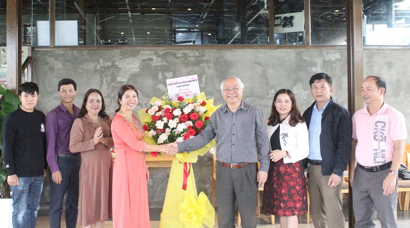 Chủ tịch Hiệp hội Doanh nghiệp tỉnh Lâm Đồng Đinh Minh Quý (thứ 4 từ phải sang) tặng hoa chúc mừng Chi hội Doanh nghiệp Lâm Hà.