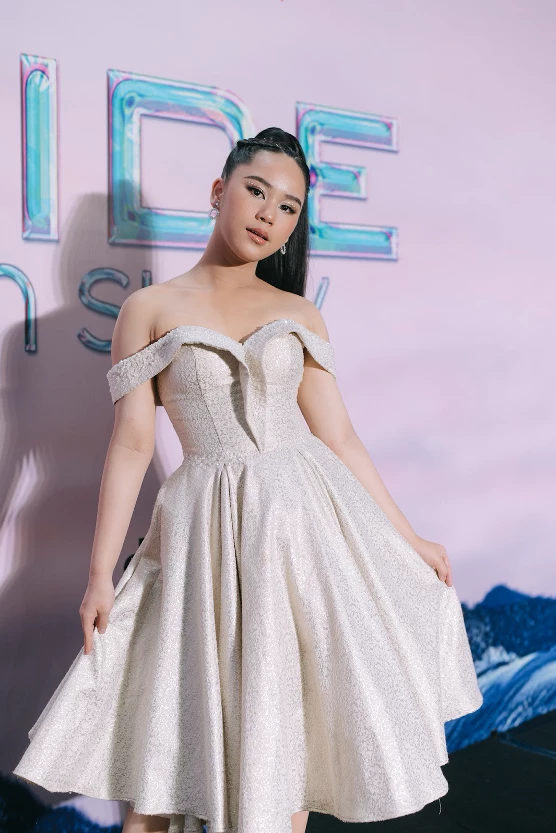 Bella Vũ diện chiếc đầm hở vai đính đá xinh xắn của NTK Nguyễn Minh Tuấn