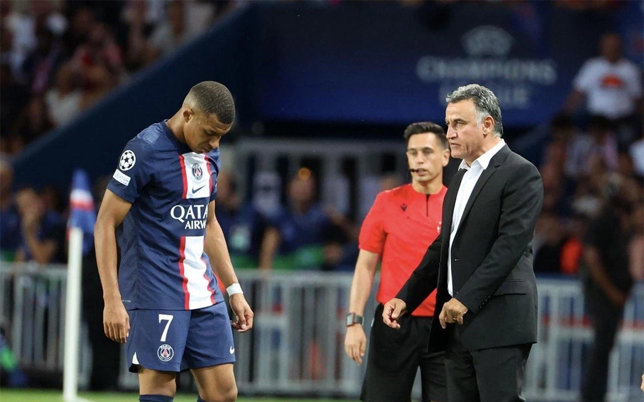 HLV PSG ra tay dạy dỗ, 'cậu ấm' Mbappe nhận hình phạt đầu tiên mùa này?-195625