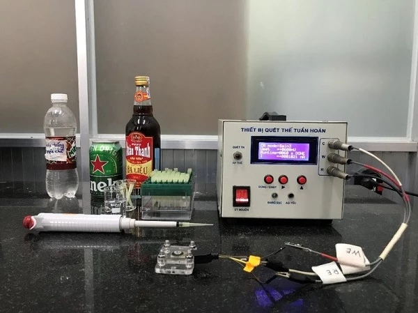 Phân tích methanol trong các mẫu bia rượu bằng cảm biến điện hóa.
