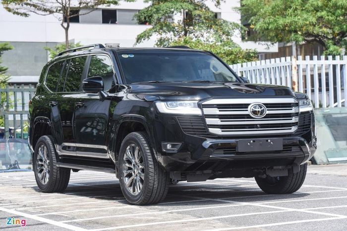 Toyota Land Cruiser tăng giá gần 100 triệu đồng tại Việt Nam