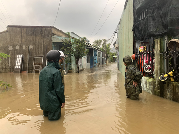 Lực lượng chức năng quận Liên Chiểu (TP Đà Nẵng) kiểm tra tình hình ngập úng tại phường Hòa Khánh Nam do đợt mưa lũ ngày 9 - 10/10