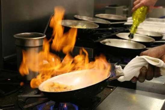 Chuyên gia cảnh báo: 2 kiểu nấu ăn có thể tạo ra chất độc gây ung thư, nhiều người mắc phải