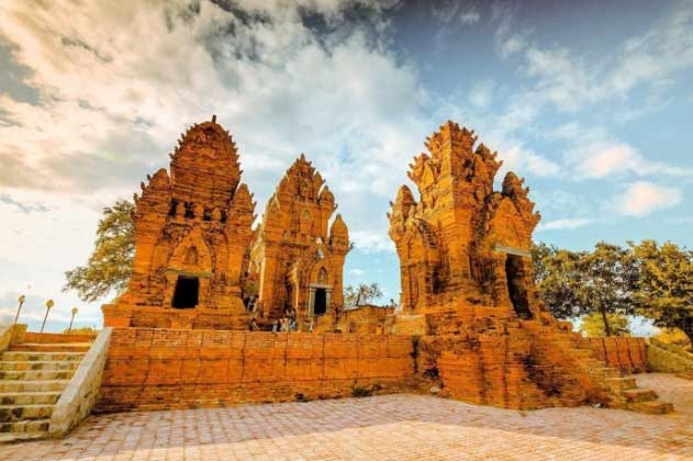 Cụm tháp Chăm đẹp nhất đất Việt vẫn giữ được vẻ nguyên vẹn sau 800 năm