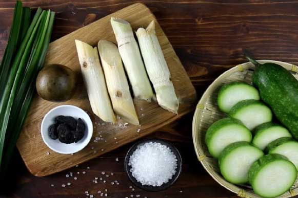 Cắt bí đao thành khoanh dày đem đun với mía, lá dứa lấy nước uống giúp thải độc cơ thể, đẹp da