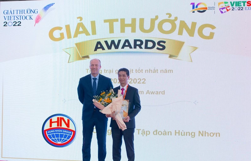 Ông Nguyễn Trung Minh - Phó tổng giám đốc Tập đoàn Hùng Nhơn nhận Giải thưởng Vietstock Awards 2022.  