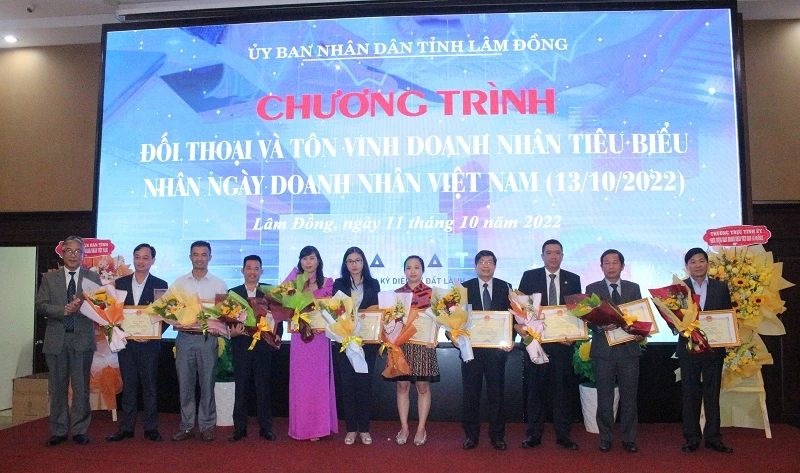 Ông Hoàng Trọng Hiền (bìa trái) - Giám đốc Sở Công Thương Lâm Đồng, trao bằng khen cho các doanh nhân.