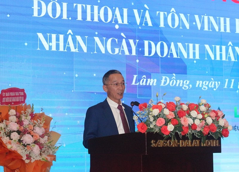Ông Trần Văn Hiệp - Chủ tịch UBND tỉnh Lâm Đồng chia sẻ với các doanh nhân.