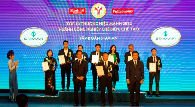Ông Đinh Đức Thắng - Chủ tịch HĐQT Tập đoàn Stavian nhận Danh hiệu TOP10 Thương hiệu Mạnh Việt Nam Ngành Công nghiệp Chế biến - Chế tạo