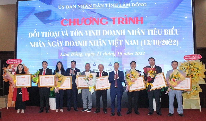 Lãnh đạo tỉnh Lâm Đồng trao bằng khen của VCCI cho các Doanh nhân tiêu biểu khối địa phương.  