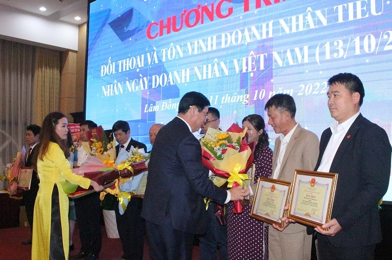 Ông Trần Đình Văn - Phó Bí thư thường trực Tỉnh uỷ - Trưởng đoàn Đại biểu Quốc hội tỉnh Lâm Đồng, trao bằng khen cho các doanh nhân tiêu biểu.