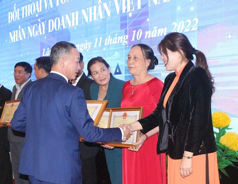 Ông Trần Văn Hiệp - Chủ tịch UBND tỉnh Lâm Đồng, trao bằng khen cho các doanh nhân tiêu biểu.