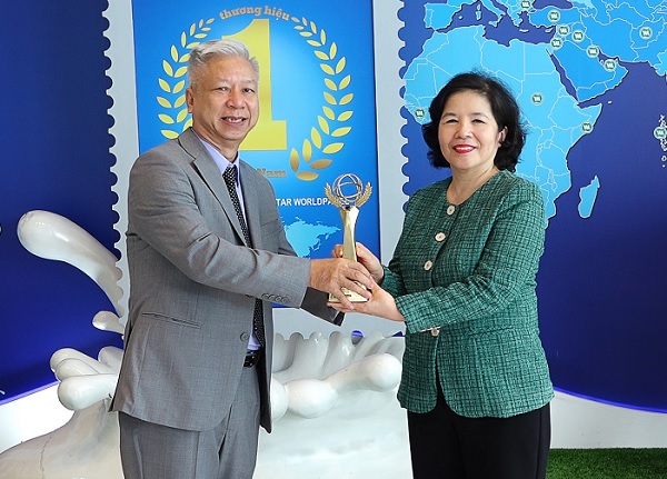 Bà Mai Kiều Liên được vinh danh doanh nhân xuất sắc, Vinamilk khẳng định vị trí dẫn đầu về thương hiệu 