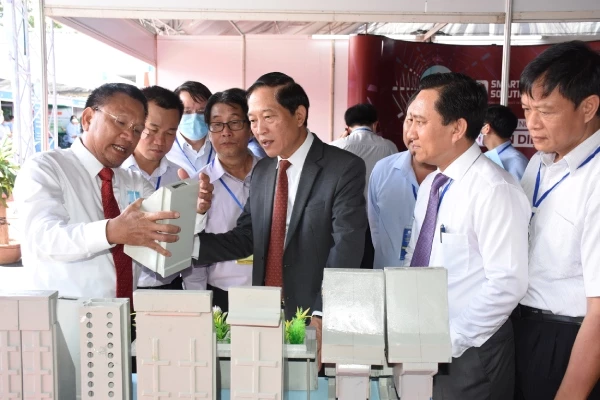 Thứ trưởng Bộ KH&CN Trần Văn Tùng (áo vest đen) đánh giá cao sản phẩm công nghệ bê tông cốt phim kim của Busadco.