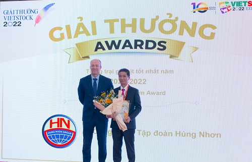 Tập đoàn Hùng Nhơn được vinh danh hạng mục “Trang trại gà thịt tốt nhất” của Vietstock Awards 2022